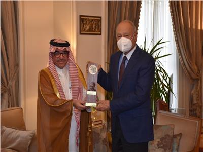 رئيس «السياحة العربية» يمنح الأمين العام لجامعة الدول العربية جائزة ابن بطوطة