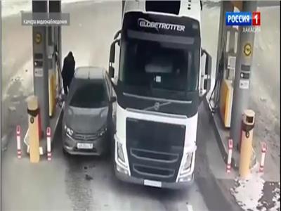 روسي يحمي سيارته من اصطدامها بشاحنة ضخمة بطريقة مرعبة| فيديو