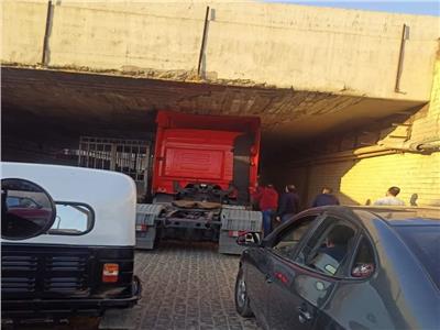 عودة حركة المرور لطريق الإسكندرية الزراعي بعد اصطدام سيارة نقل بسقف نفق الدلجمون