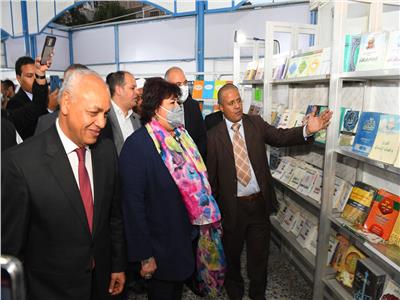 وزيرة الثقافة ومحافظ قنا يفتتحان النسخة الرابعة من معرض الكتاب | فيديو