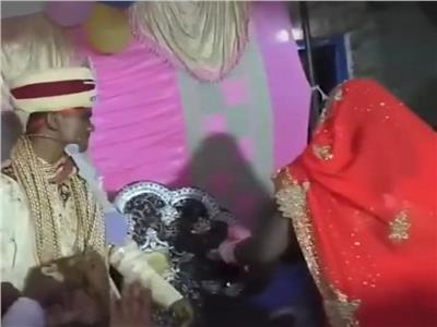 شجار عنيف بين عروسين في الكوشة لسبب مضحك | فيديو