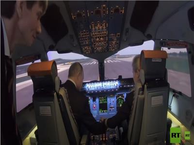 الرئيس الروسي يختبر جهازا يحاكي طائرة في مركز تدريب الطيران..فيديو