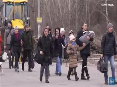 أوكرانيون يهرعون لنقاط العبور بعد إعلان موسكو فتح ممرات إنسانية