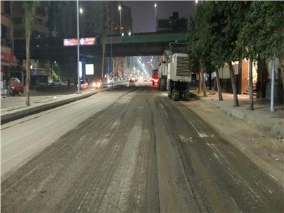 تغيير شبكة الإنارة وتركيب كشافات موفرة ورصف شارع التحرير بالدقي | صور