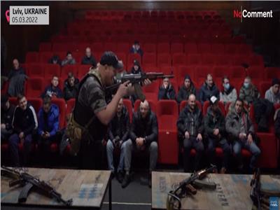 مدنيون أوكران يتدربون على حمل السلاح بمركز للسينما | فيديو