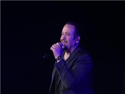 هشام عباس يتألق في افتتاح مهرجان أبيدوس الأول بسوهاج 
