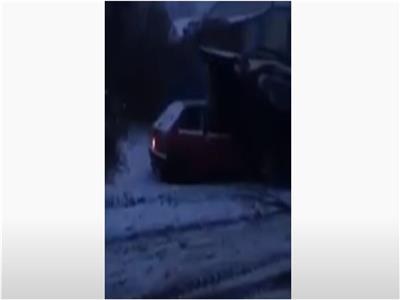 دبابة روسية تسحق سيارة في أحد شوارع أوكرانيا| فيديو