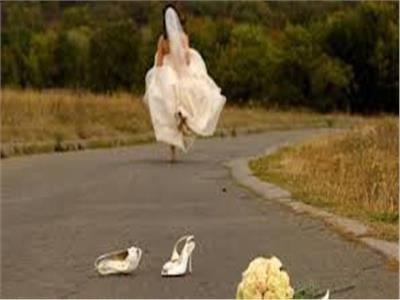 عروس تهرب من زفافها بعد اكتشافها أن العريس أصلع  