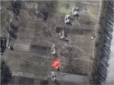 بالأقمار الصناعية.. منازل محترقة في بلدات شمال غرب كييف| فيديو