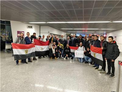السفير المصري ببولندا يودع مواطنينا بطائرة الإجلاء الثالثة من أوكرانيا 
