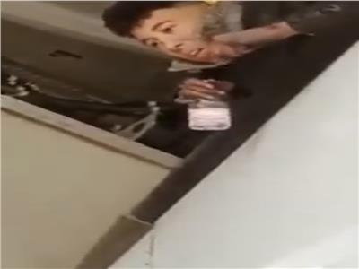 شاهد| جزائري سافر الي فرنسا متخفيًا أسفل الطائرة 