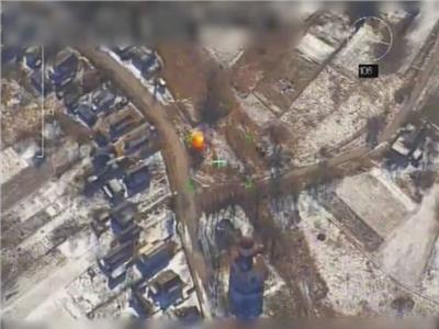 صاروخ روسي موجه بالليزر يقصف مدرعة أوكرانية بدقة| فيديو
