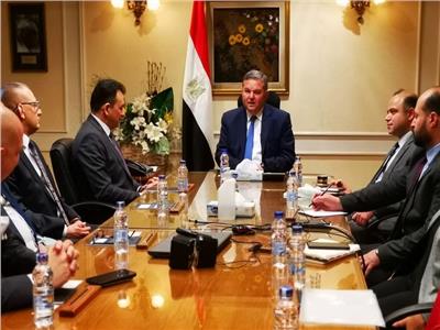 وزير قطاع الأعمال يستقبل وفدا من قيادات سوق المال العراقي لبحث تعزيز التعاون المشترك
