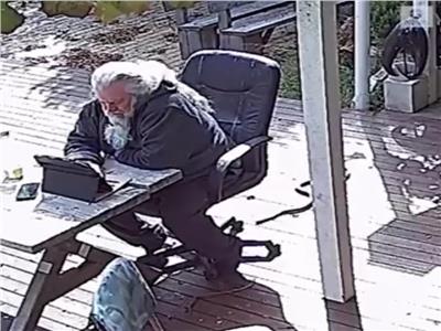 مسن ينجو بأعجوبة من أفعى قاتلة دخلت مكتبه فجأة | فيديو    