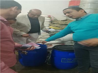 ضبط مصنع لتعبئة زيت الطعام بدون ترخيص بغرب الإسكندرية