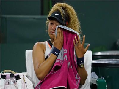 لحظة بكاء لاعبة تنس بعد مضايقتها من أحد المتفرجين