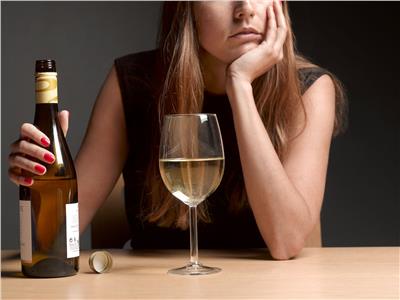 4 آثار جانبية لتناول كأس واحد من الكحول.. أبرزها الإصابة بالسرطان 