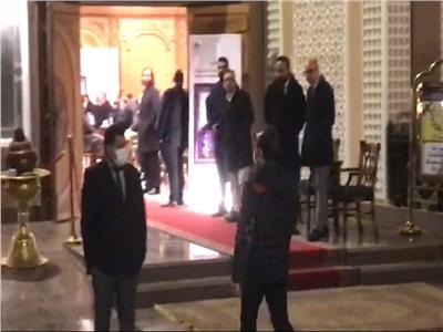 شريف مدكور يصل عزاء أنيسة حسونة في مسجد الشرطة | فيديو 