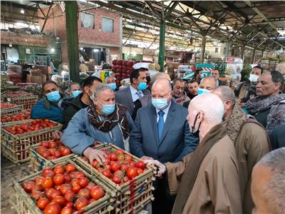 محافظ القاهرة يتفقد سوق العبور للتأكد من توافر السلع 