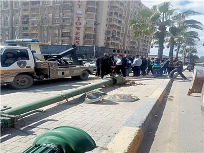 اصطدام سيارة بعامود إنارة بطريق الإسكندرية الساحلي