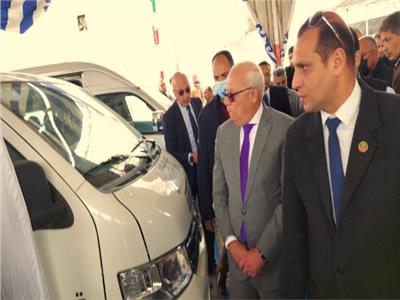 محافظ بورسعيد يتفقد معرض برنامج «إحلال سيارات الركاب» 