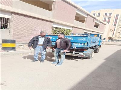 ضبط سيارات تتخلص من مخلفات البناء بحرم الطريق «شمال الجيزة» | صور 