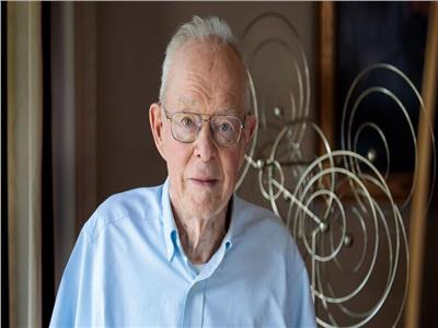 وفاة يوجين باركر عالم الفيزياء الفلكية الرائد في مجال دراسة الشمس