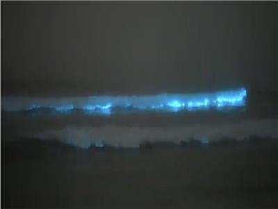 أمواج يتحول لونها للأزرق.. ظاهرة غريبة بأحد شواطئ الصين | فيديو