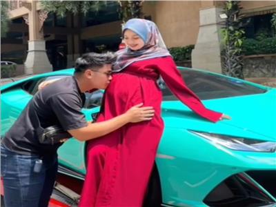 زوجة ماليزية تقدم سيارة«لامبورجيني» هدية لزوجها لاهتمامه بطفلهما| فيديو