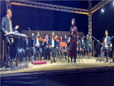 تفاعل أبناء قرية تل العمارنة مع فعاليات المسرح المتنقل في المنيا
