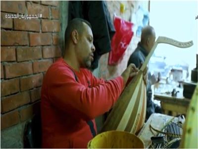 «عزوز.. عائلة ترث مهنة صناعة العود» | فيديو