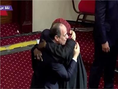 مشهد إنساني.. الرئيس يقبل رأس الحاجة "مكة" ويمازحها على الهواء