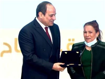 ماذا قال الرئيس السيسي لسيدة نجع حمادي بعد فوزها بلقب الأم المثالية؟