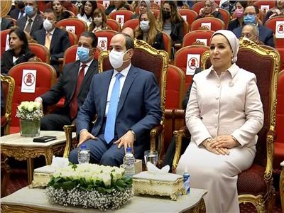 السيسي يكرم المرأة المصرية.. رسائل رئاسية للأم والزوجة والإبنة