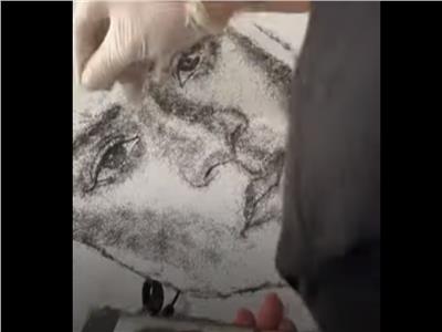 بحار فليبيني يرسم لوحات فنية بـ«شعره»