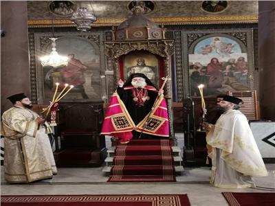 البابا ثيودروس يحتفل بـ«أحد» السجود للصليب   