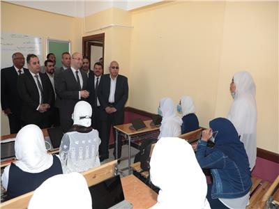 حوار بين محافظ بني سويف وطالبات مدرسة اليرموك الثانوية عن «حياة كريمة»