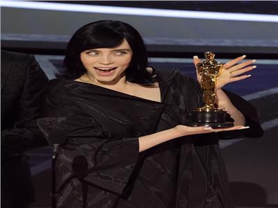 بيلي أيليش تفوز بجائزة الأوسكار لأفضل أغنية في فيلم جيمس بوند | فيديو