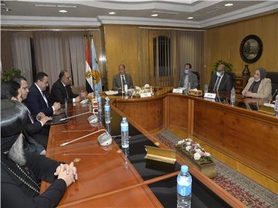 محافظ أسيوط ونائب وزير الصحة يعقدان اجتماعًا مع أعضاء لجان حماية الطفولة