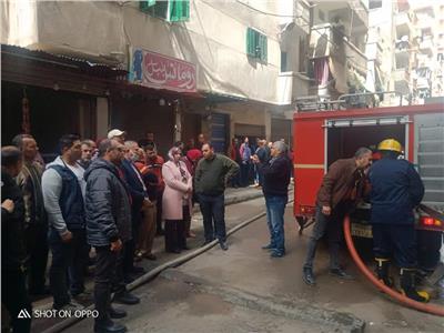 إنقاذ فتاة من حريق شقة في الإسكندرية.. والحي يوضح السبب| صور