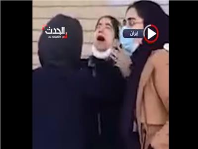 مشاهد اعتداء على إيرانيات برذاذ الفلفل الحارق | فيديو