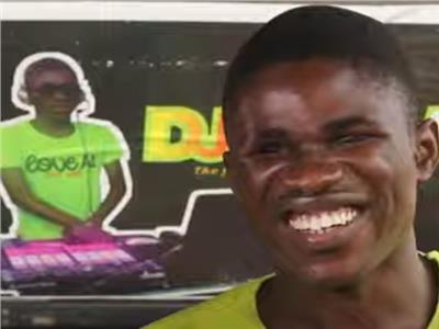 فاقد للبصر.. نيجيري ينسق أغاني «دي جي» بأذنه ويتمنى الوصول للعالمية|فيديو