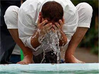 ما حكم التبرُّد بالماء أثناء الصوم؟.. «الإفتاء» تُجيب