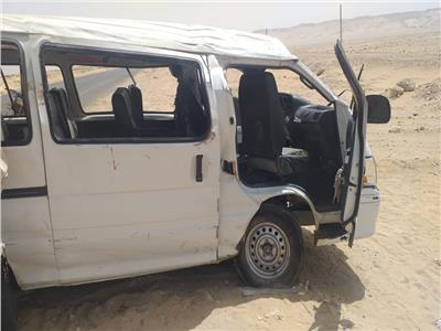 بالأسماء والصور| إصابة 14 في انقلاب سيارة بصحراوي قنا
