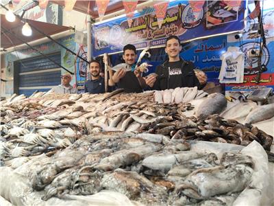 إقبال كبير من المواطنين على سوق الأسماك الجديد ببورسعيد