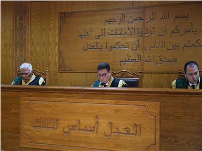 محاكمة 3 متهمين بالشروع في قتل أشقائهم بحلوان 19 أبريل