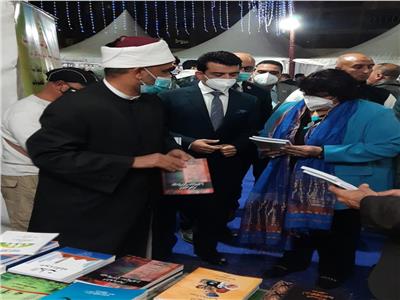 وزيرة الثقافة تشيد بجناح الأوقاف في معرض فيصل للكتاب