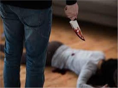 بسبب خلافات أسرية.. عامل يشرع في قتل زوجته بسكين في قنا