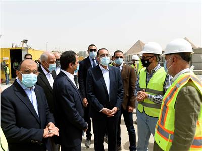 رئيس الوزراء يوجه بتكثيف الأعمال بمختلف محطات مترو المتحف المصري الكبير| صور