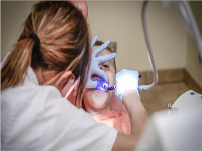 طبيبة أسنان: التسوس مرض معد وينتشر بالتقبيل | صور